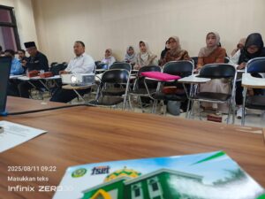 Diskusi dosen dan narasumber saat review kurikulum