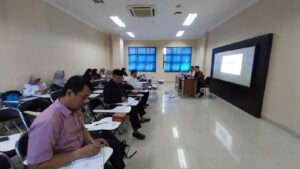 Peserta mengikuti kegiatan review kurikulum